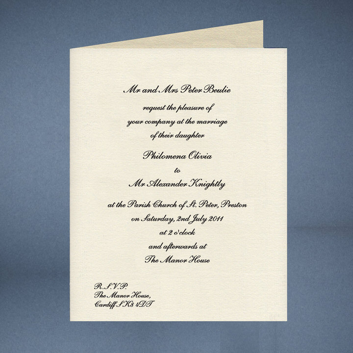 Ukázka svatebního oznámení na britskou svatbu, kde zvou rodiče nevěsty hosty na svatbu. Jedna ze zajimavosti britské svatby.
